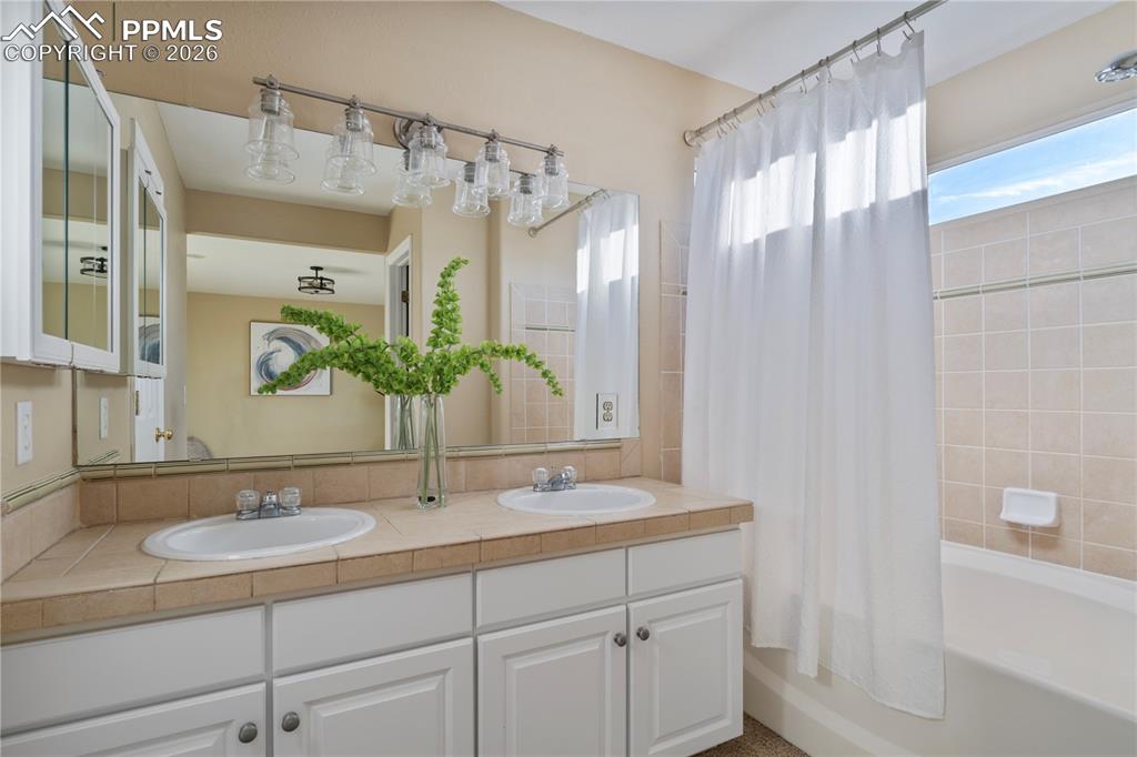 Image 20 of 28: Dual sinks, a large soaking tub, and walk in closet.