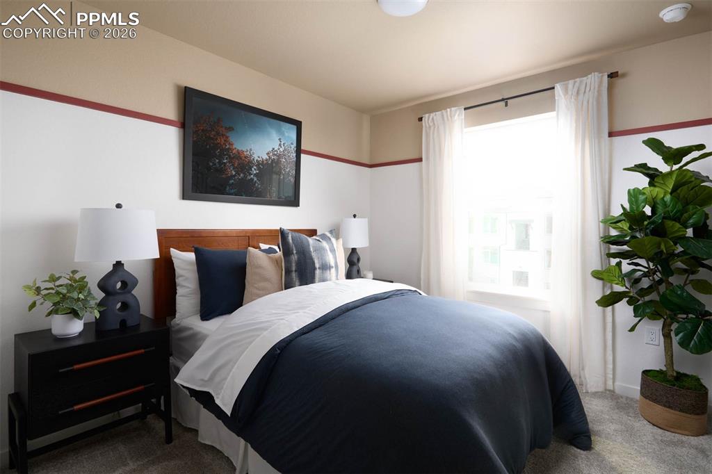 Image 3 of 7: Bedroom