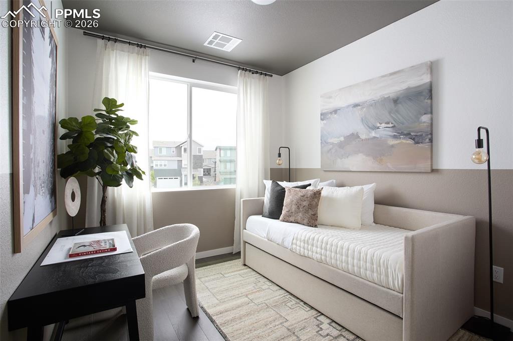 Image 5 of 7: Bedroom