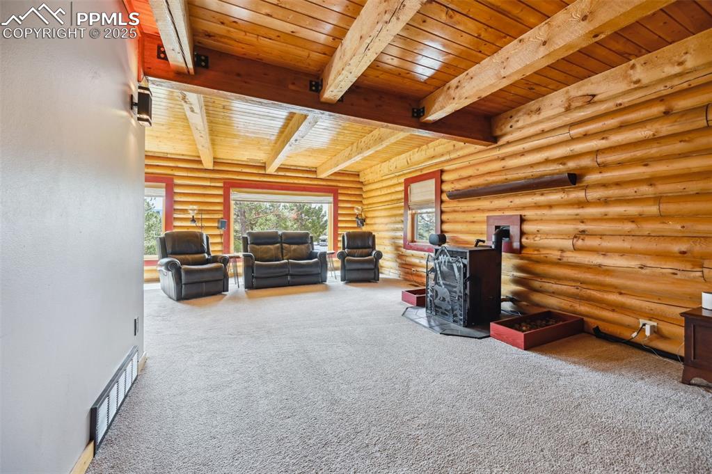 Image 14 of 40: Living Room