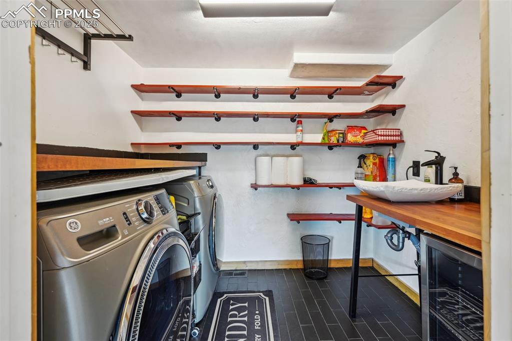 Image 16 of 40: Laundry