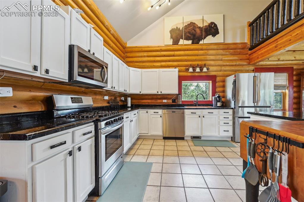 Image 7 of 40: Kitchen