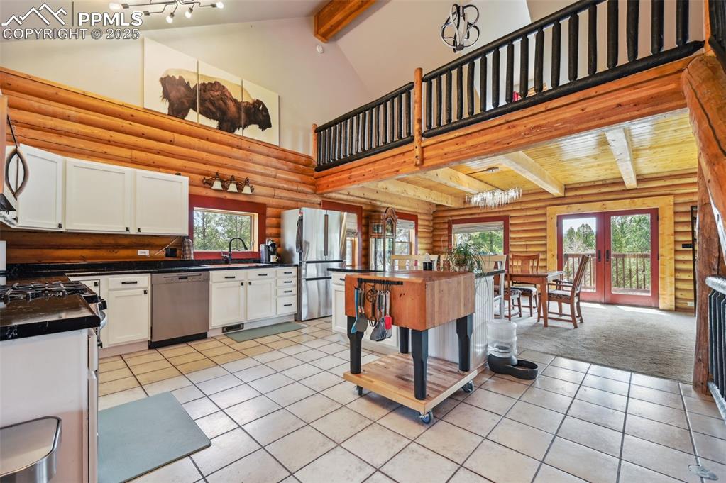 Image 8 of 40: Kitchen