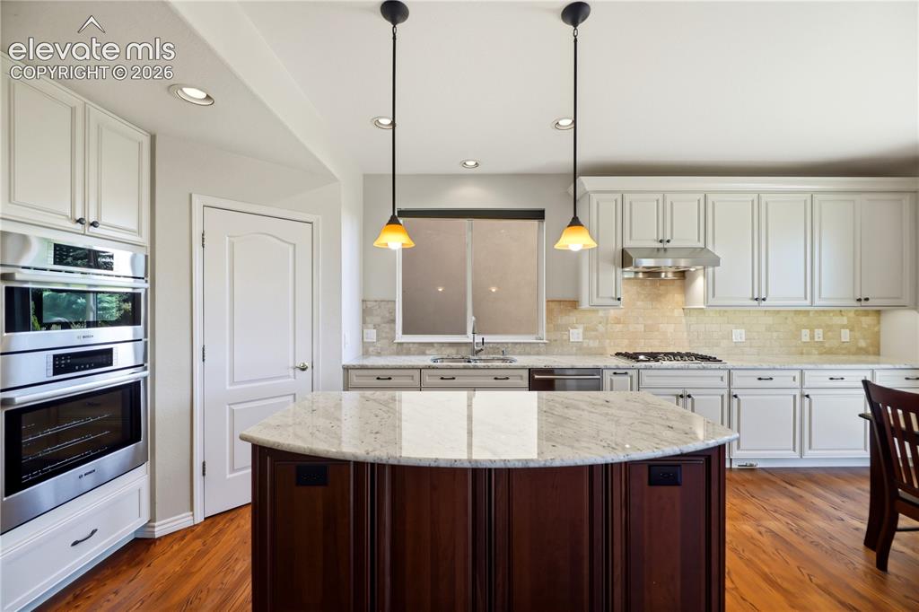 Image 11 of 50: Kitchen