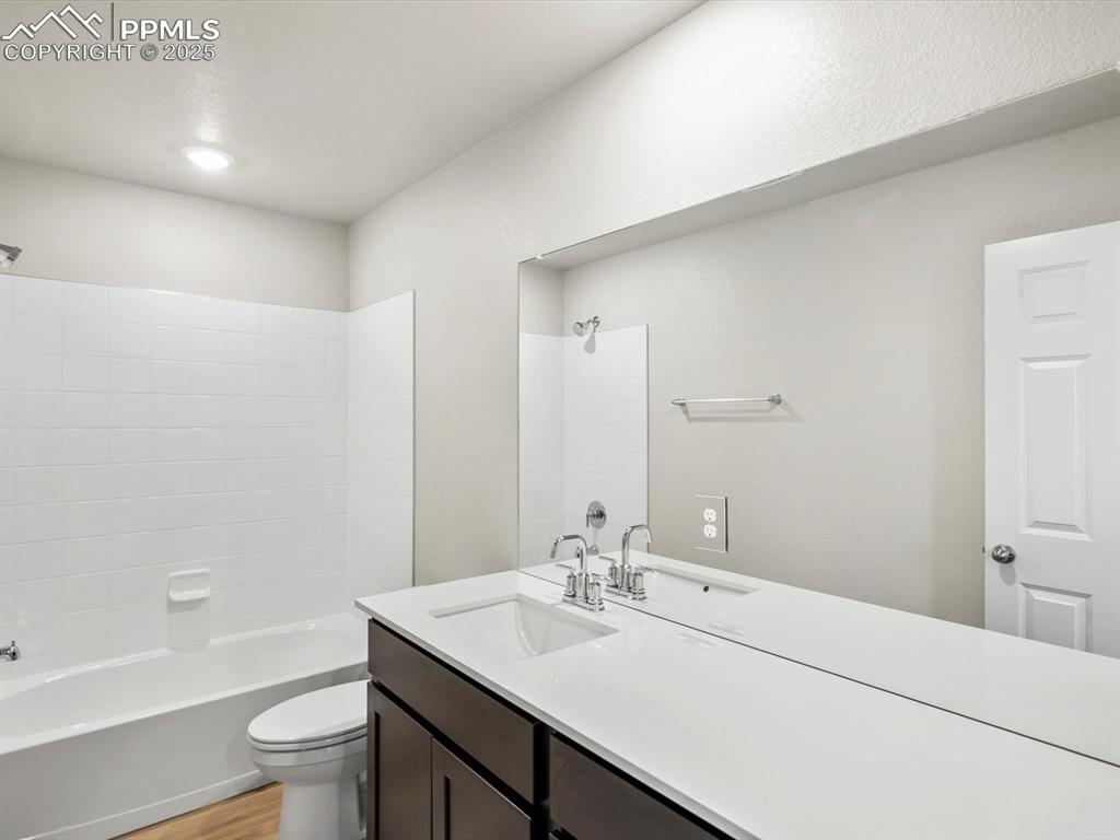 Image 14 of 25: Bathroom