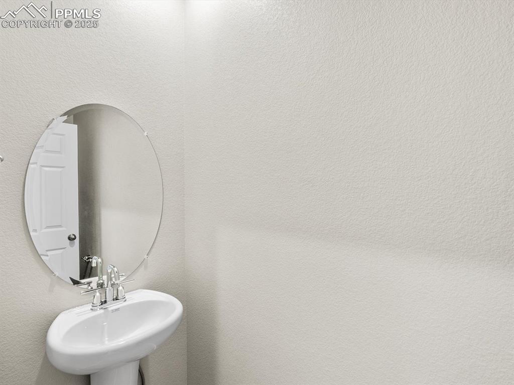 Image 4 of 25: Bathroom