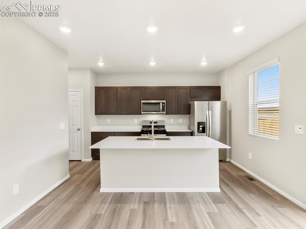 Image 7 of 25: Kitchen