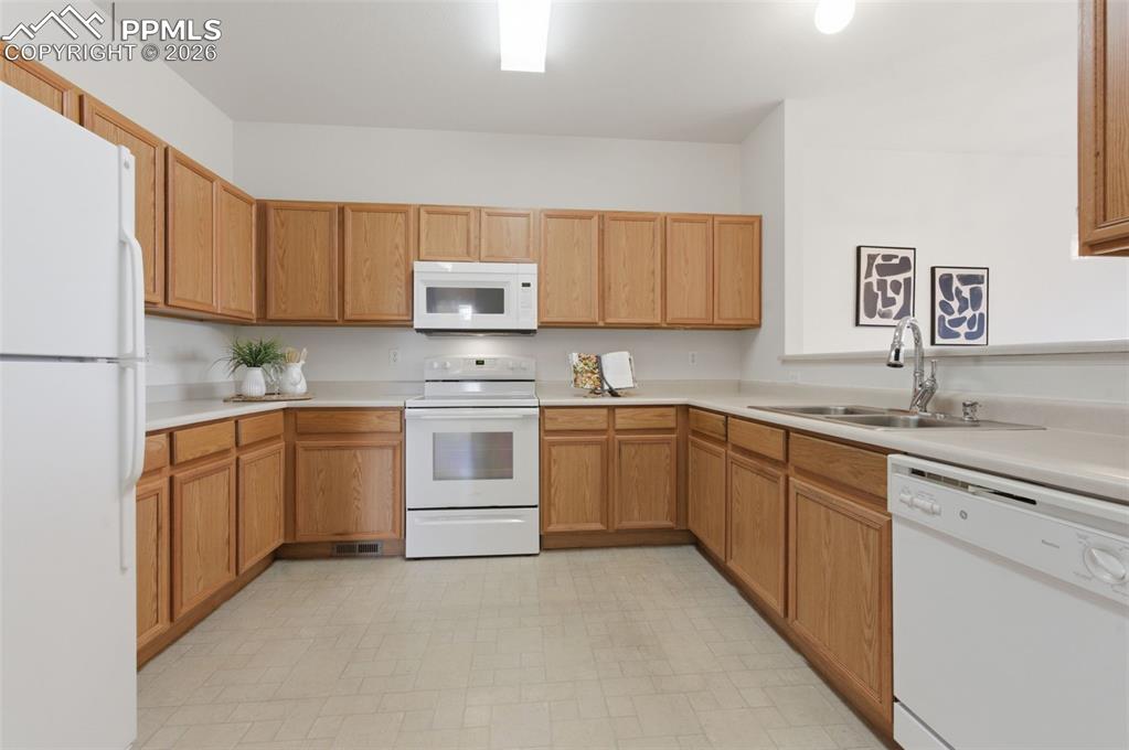 Image 15 of 44: Kitchen