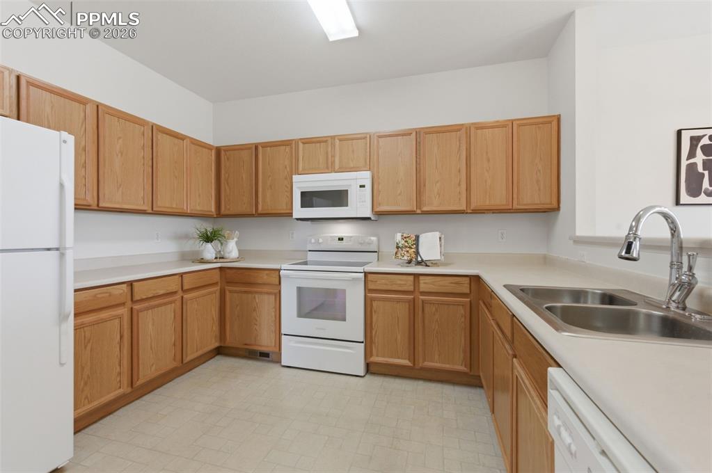 Image 16 of 44: Kitchen