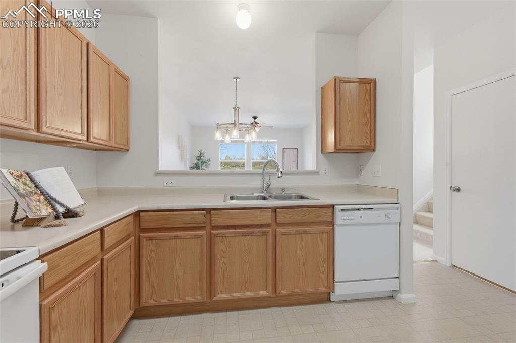 Image 17 of 44: Kitchen
