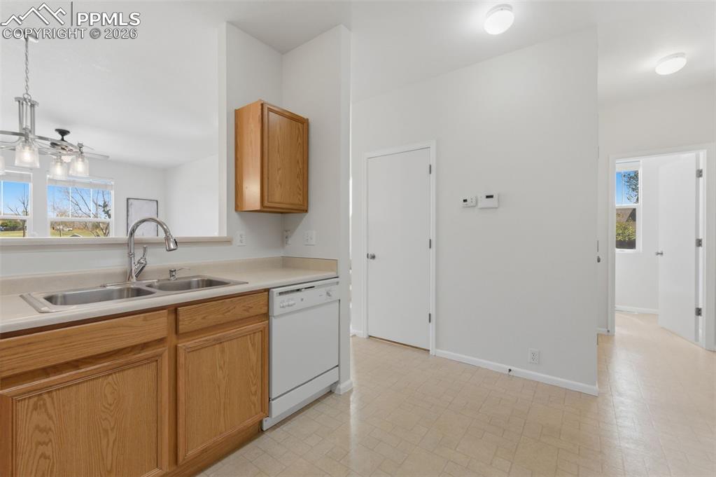 Image 18 of 44: Kitchen