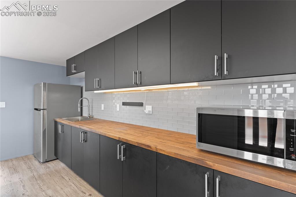 Image 8 of 31: Kitchen
