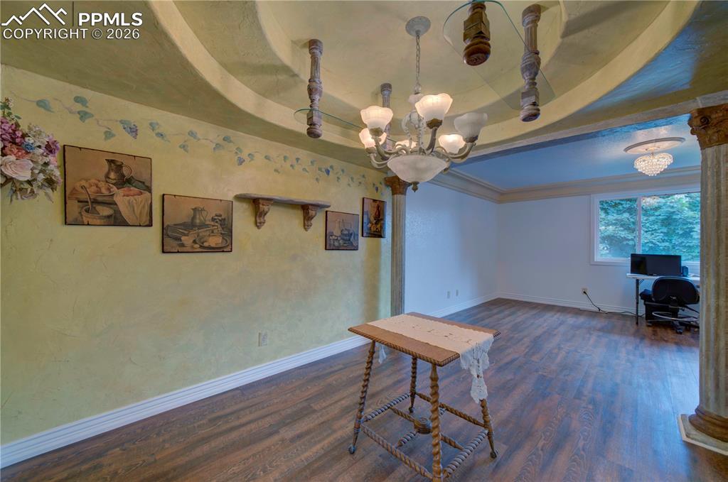 Image 11 of 42: Dining Area