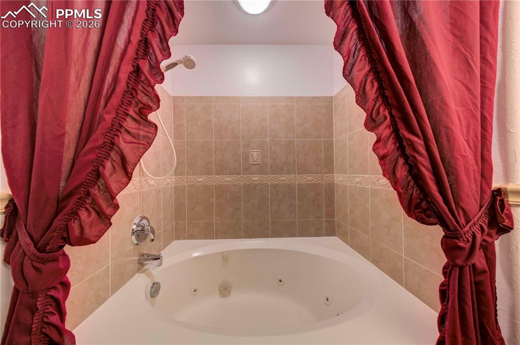 Image 21 of 42: Bathroom