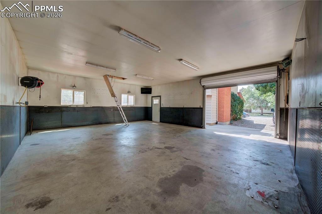 Image 33 of 42: Garage