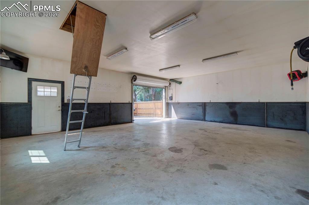 Image 35 of 42: Garage