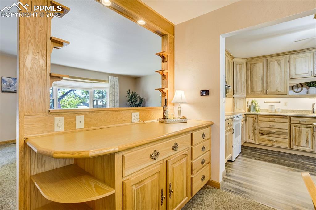 Image 10 of 50: Dining Area