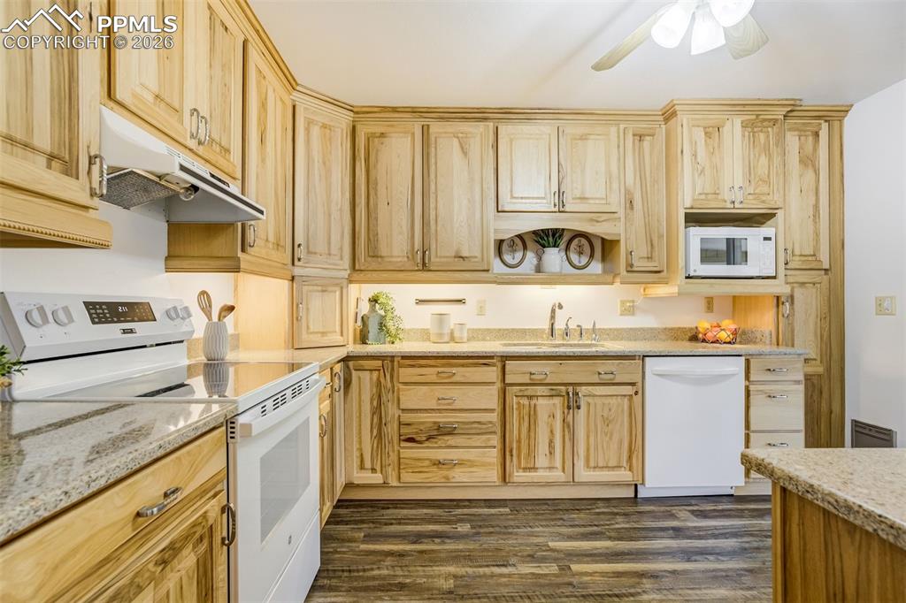 Image 11 of 50: Kitchen