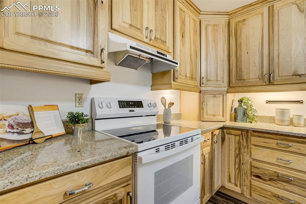 Image 12 of 50: Kitchen