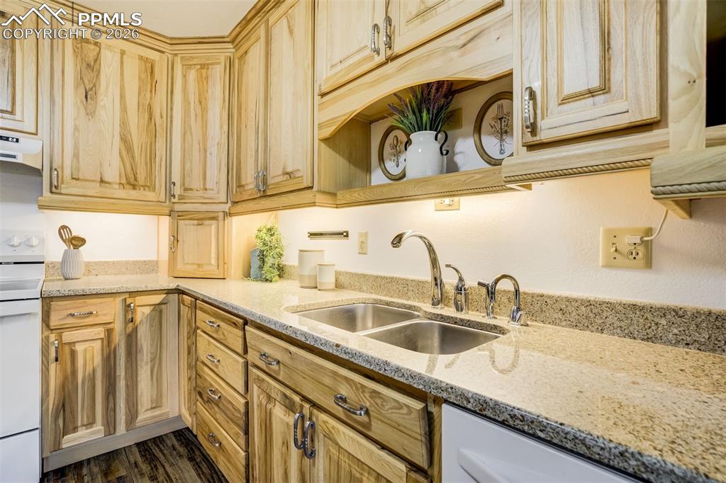 Image 13 of 50: Kitchen