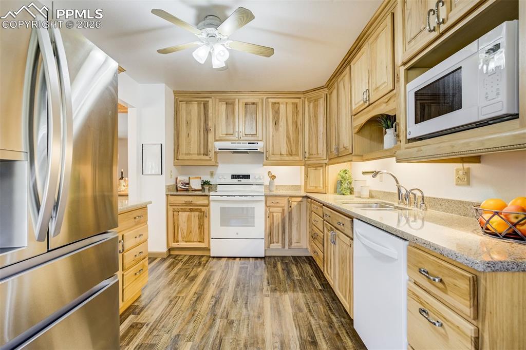 Image 14 of 50: Kitchen