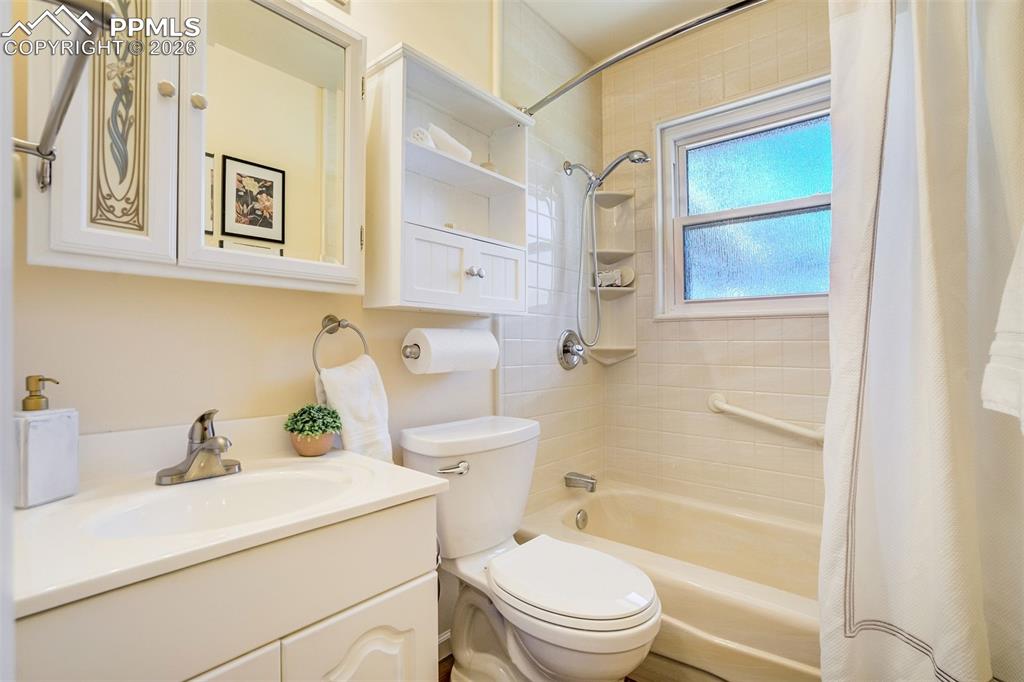 Image 22 of 50: Bathroom