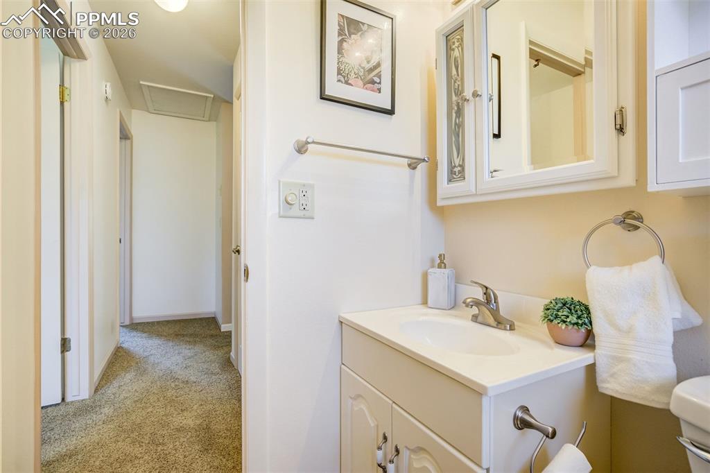 Image 23 of 50: Bathroom