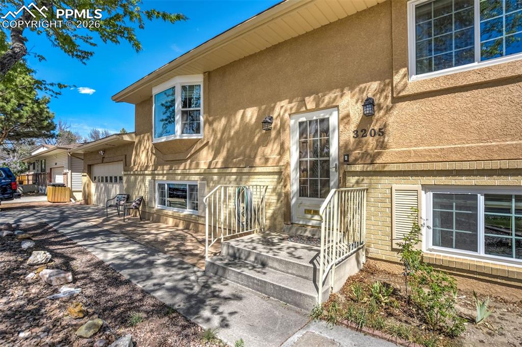 Image 3 of 50: Entry