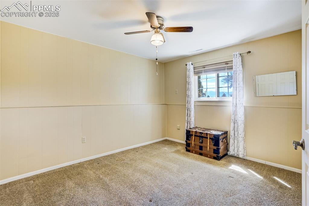 Image 30 of 50: Bedroom