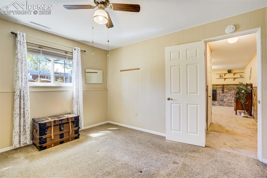 Image 31 of 50: Bedroom