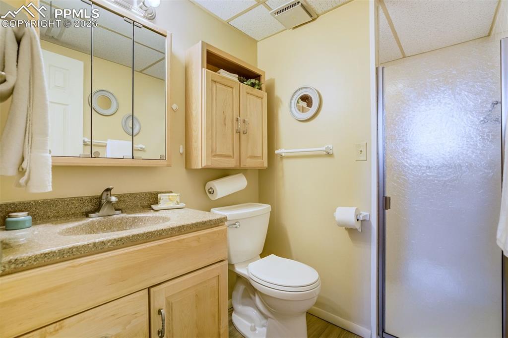 Image 32 of 50: Bathroom