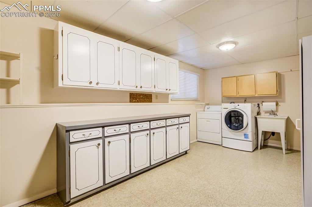 Image 36 of 50: Laundry