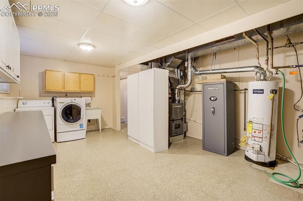 Image 37 of 50: Laundry