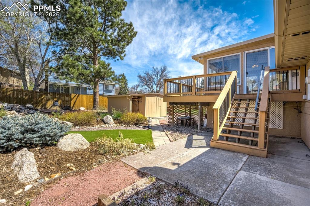 Image 40 of 50: Yard