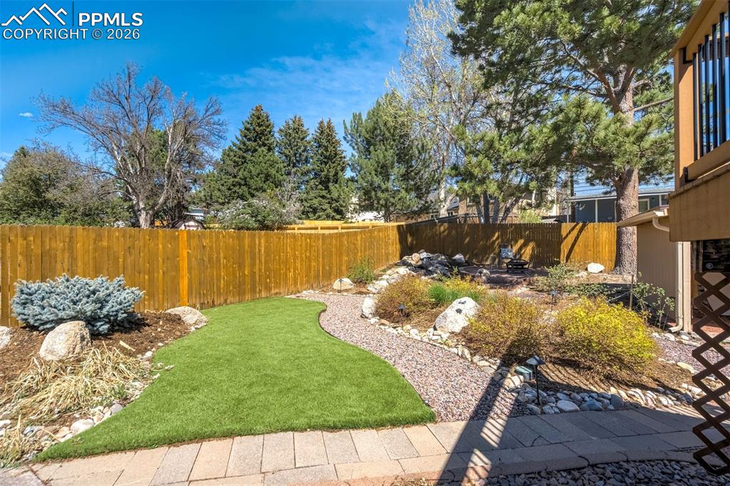 Image 41 of 50: Yard