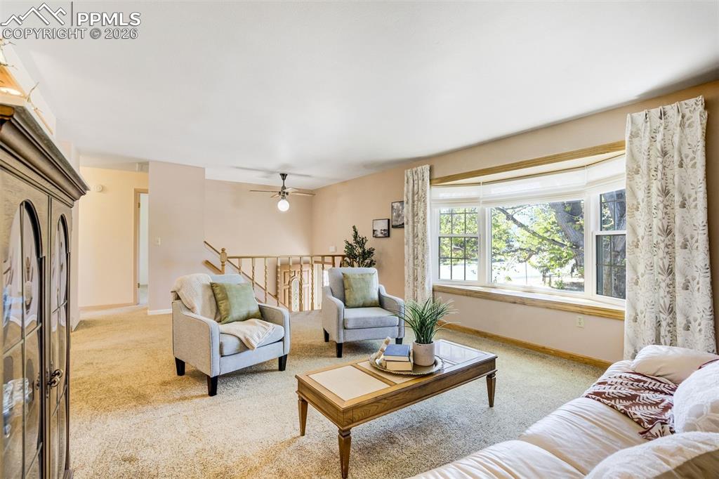 Image 7 of 50: Living Room