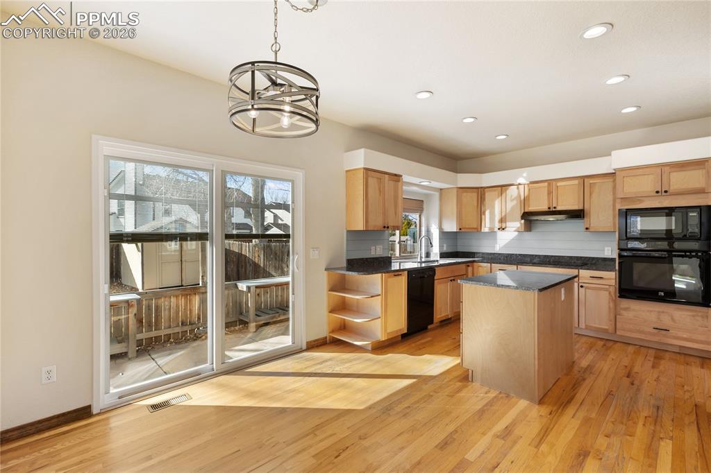 Image 15 of 46: Kitchen