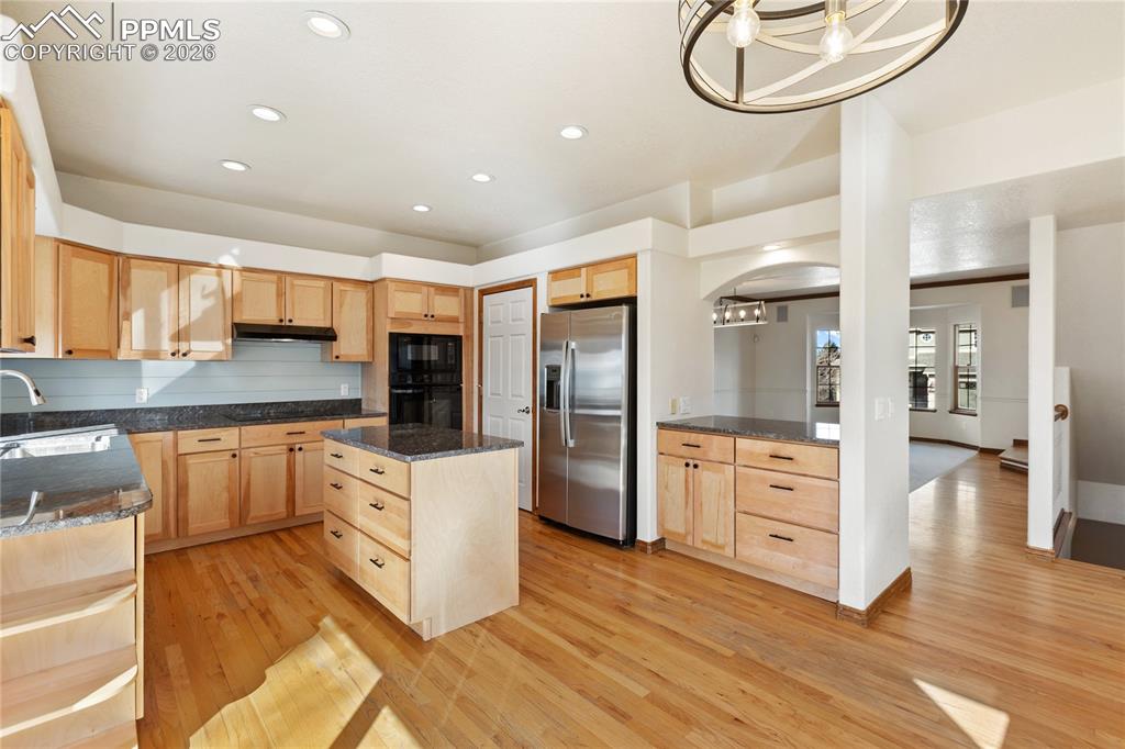 Image 16 of 46: Kitchen