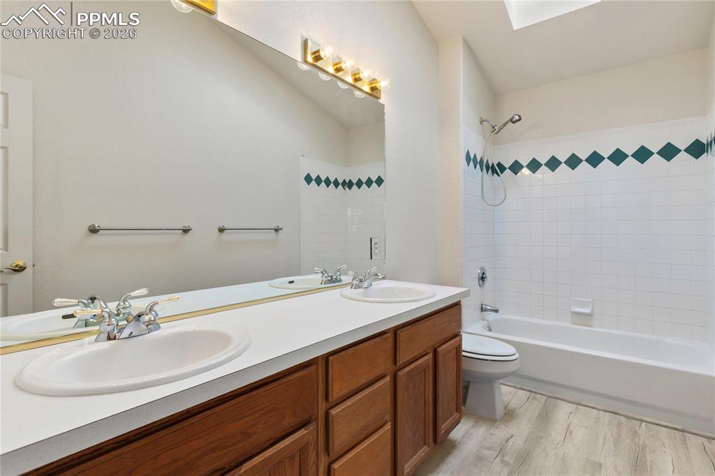 Image 27 of 46: Upper