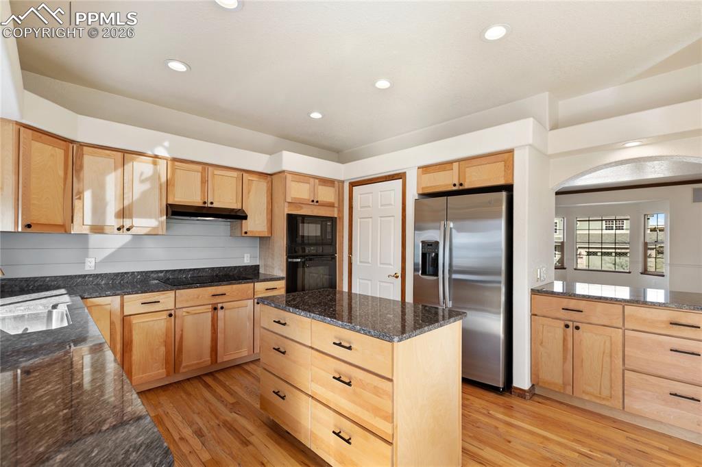 Image 40 of 46: Kitchen