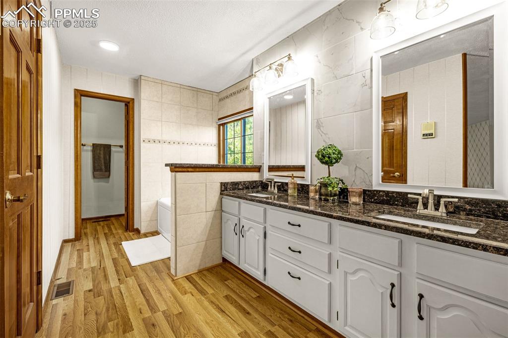 Image 10 of 26: 5-piece bathroom with walk-in closet