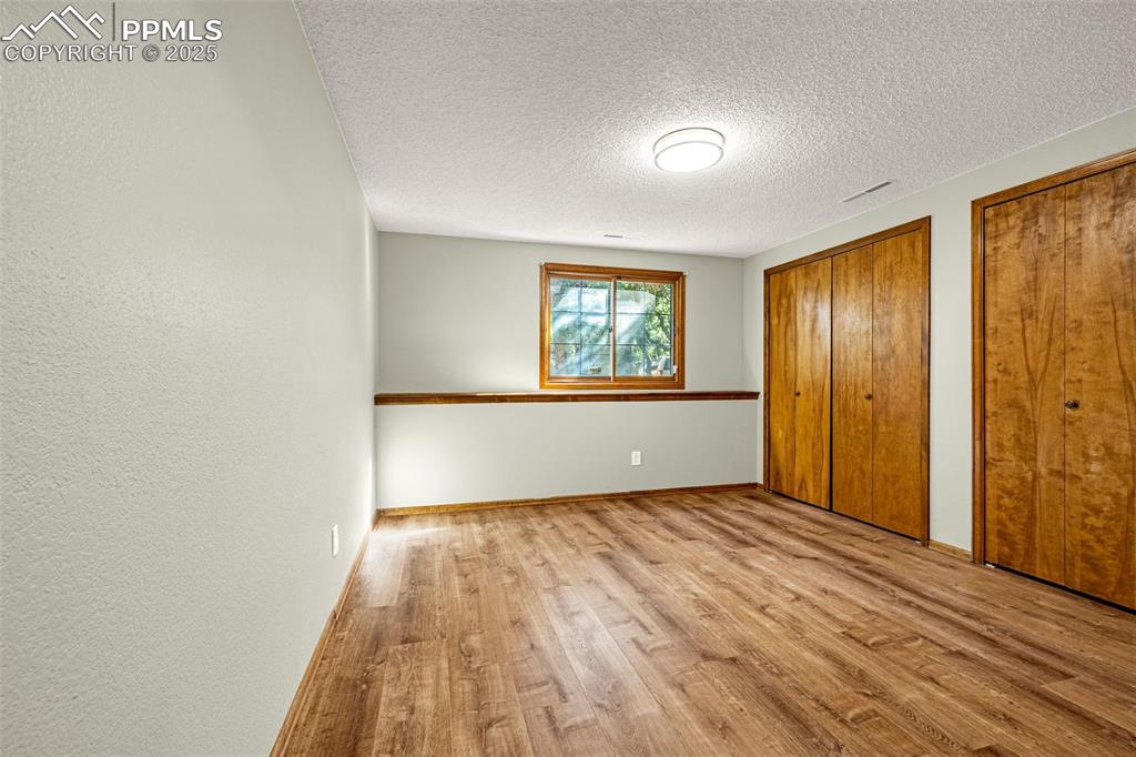 Image 16 of 26: Bedroom