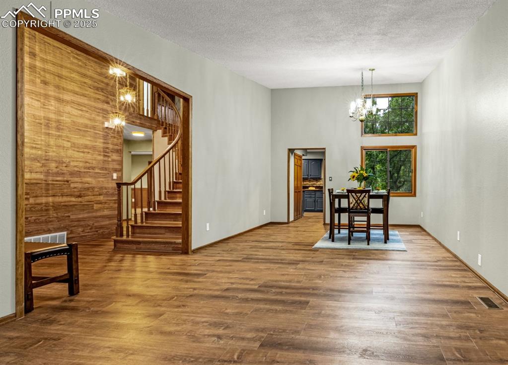 Image 3 of 26: Dining Area