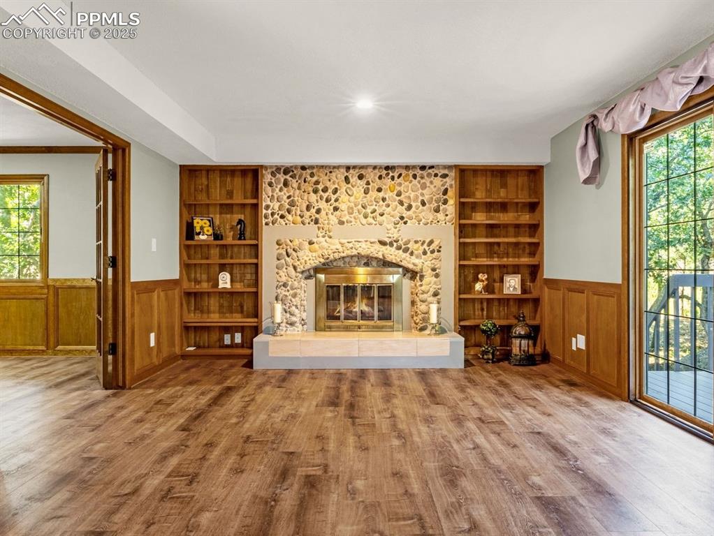 Image 7 of 26: Spacious family room