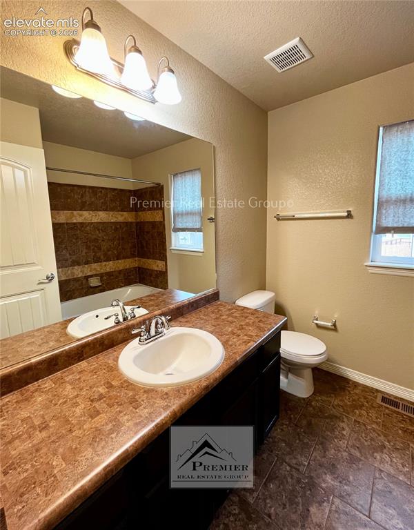 Image 13 of 15: Bathroom