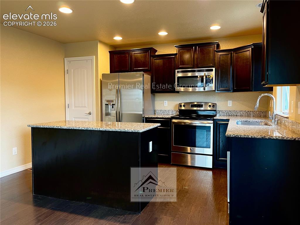 Image 4 of 15: Kitchen