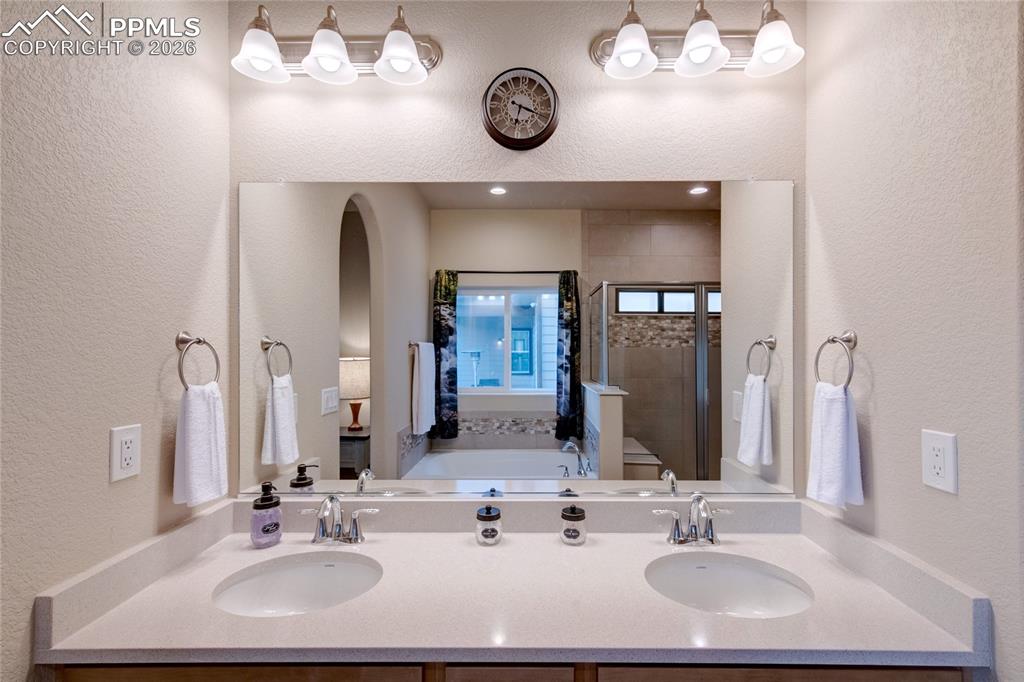 Image 17 of 39: Bathroom