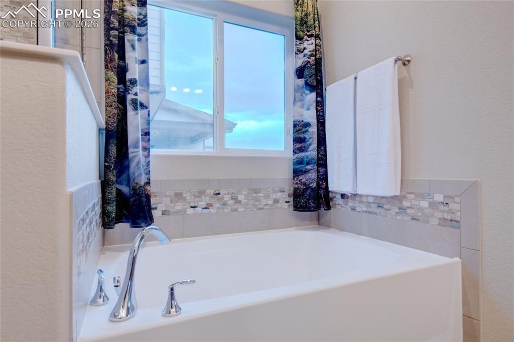 Image 18 of 39: Bathroom