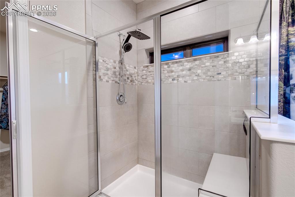 Image 19 of 39: Bathroom