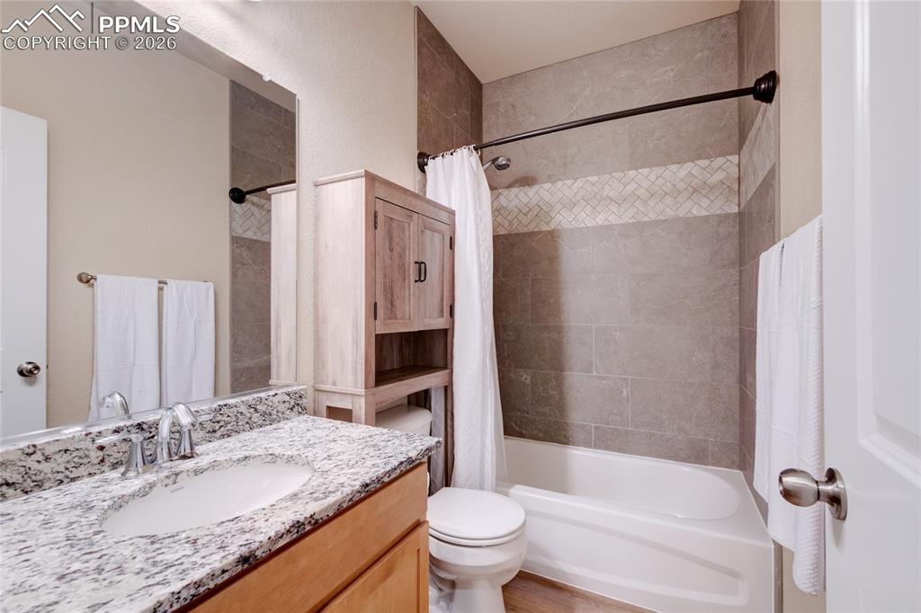 Image 22 of 39: Bathroom